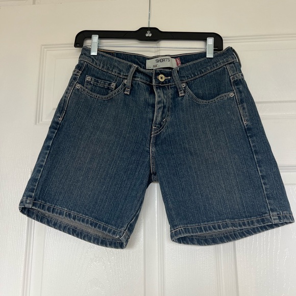 Levi's Pants - Levi’s 515 Knee Length Shorts Size 4 Women's Medium Wash Mide Rise